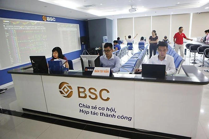 Sau khi đã chuẩn bị đầy đủ các tài liệu cần thiết và lựa chọn được công ty chứng khoán phù hợp, bạn sẽ cần điền đơn đăng ký mở tài khoản chứng khoán theo hướng dẫn của công ty. 