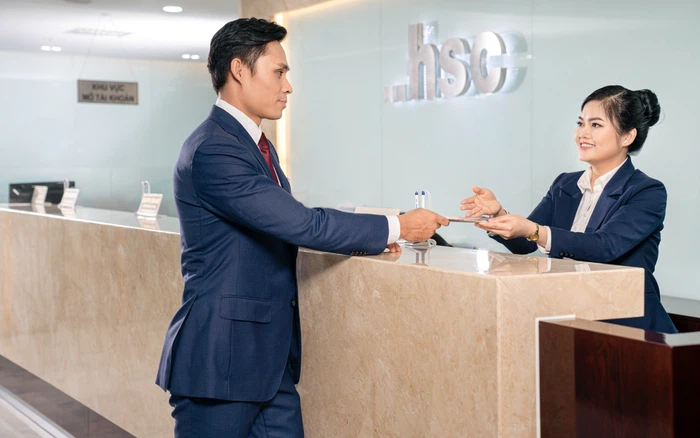 Để mở tài khoản chứng khoán, bạn cần chuẩn bị các tài liệu cần thiết như chứng minh nhân dân, hộ khẩu, giấy đăng ký kinh doanh