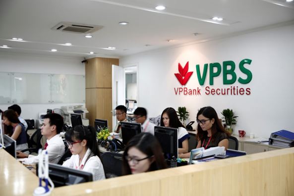 Tài khoản chứng khoán VPBank cung cấp tính thanh khoản cao, giúp nhà đầu tư dễ dàng mua bán cổ phiếu và chứng khoán một cách nhanh chóng.