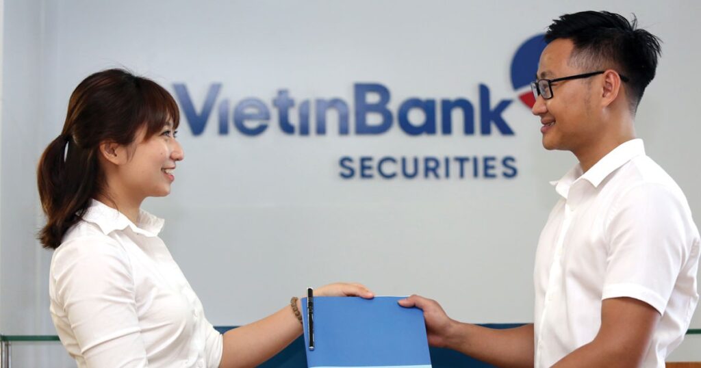 Sau khi chuẩn bị đầy đủ giấy tờ, khách hàng có thể đến trực tiếp các chi nhánh của VietinBank hoặc đăng ký mở tài khoản trực tuyến thông qua website hoặc ứng dụng di động của ngân hàng.